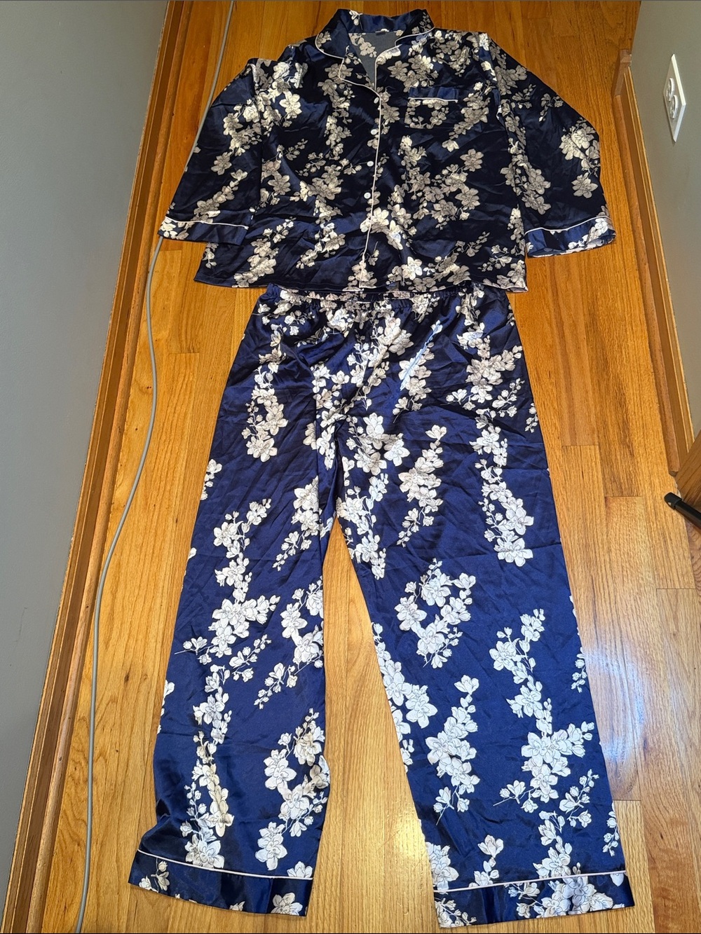 Amazon XL Navy Cream Floral Satin Pajama Set